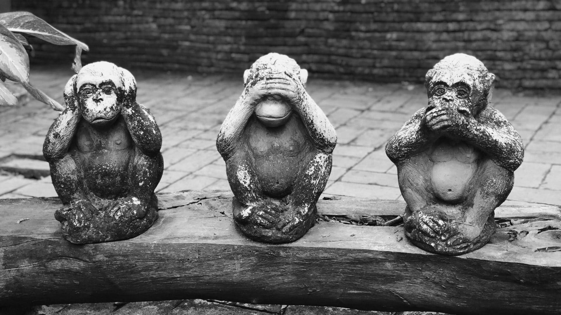 Drei sitzende Affen «Nicht hören», «Nicht sehen», «Nicht sprechen»